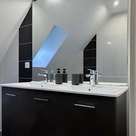 Maison Contemporaine De 150 M2 Avec Garage Privé Et Terrasse Ensoleillée *