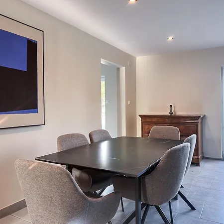 Maison Contemporaine De 150 M2 Avec Garage Privé Et Terrasse Ensoleillée *
